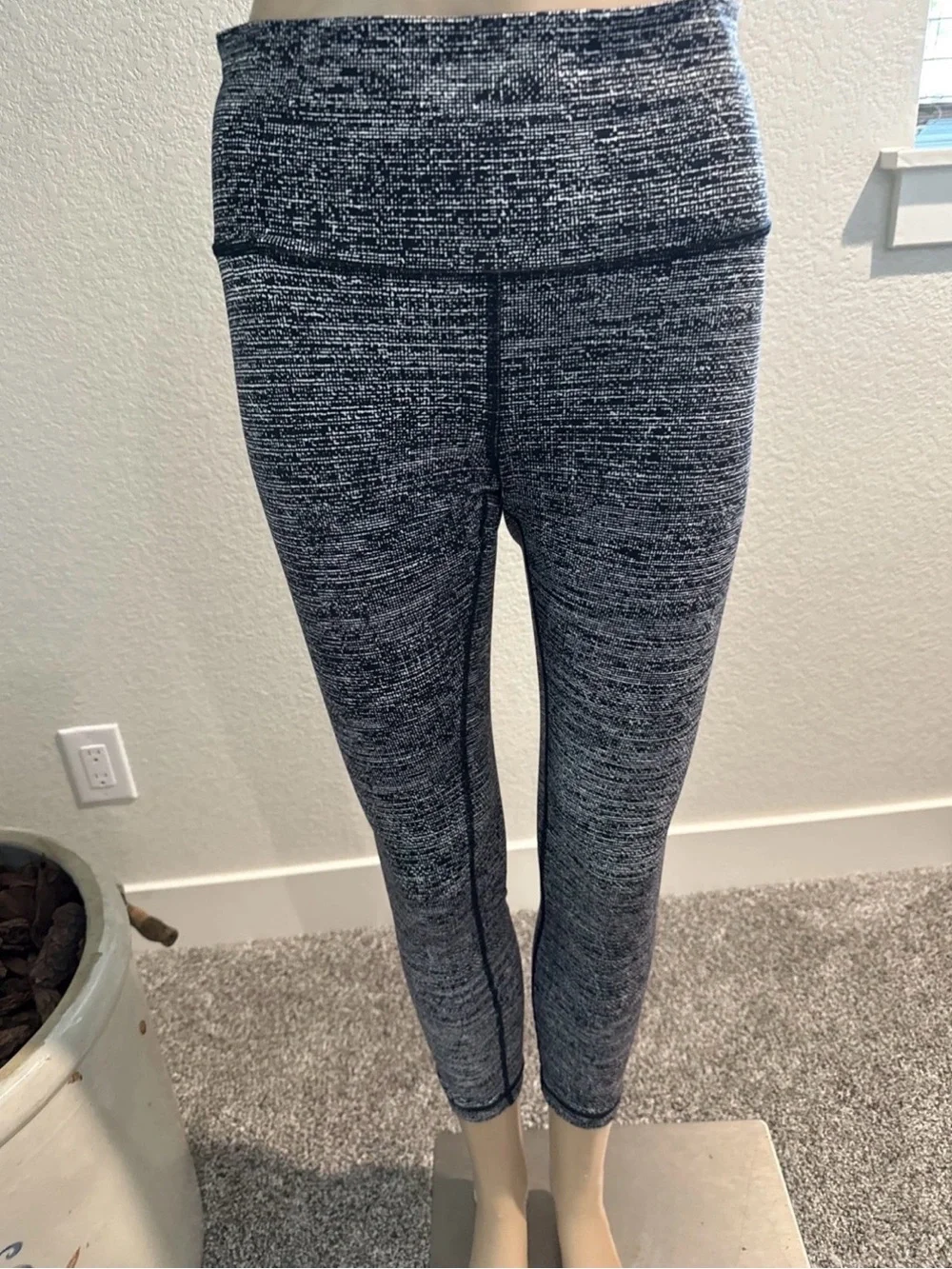 lululemon athletica Black and White Marled  Size 8  Leggings - 036